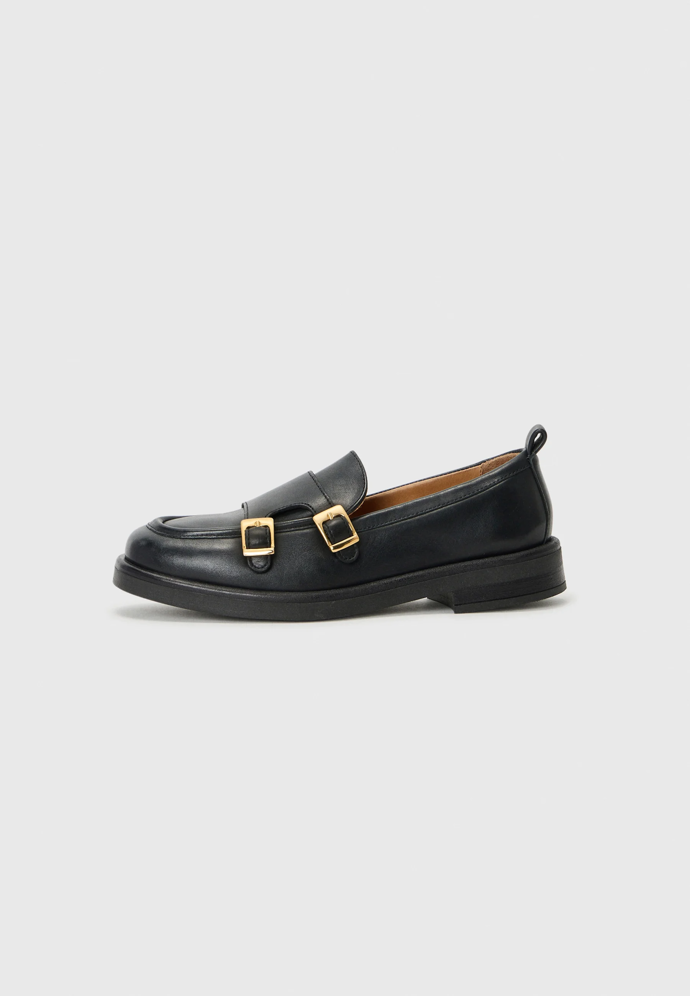 Černé polobotky se zlatými detaily, Pavement, Zalando, 170 Eur 