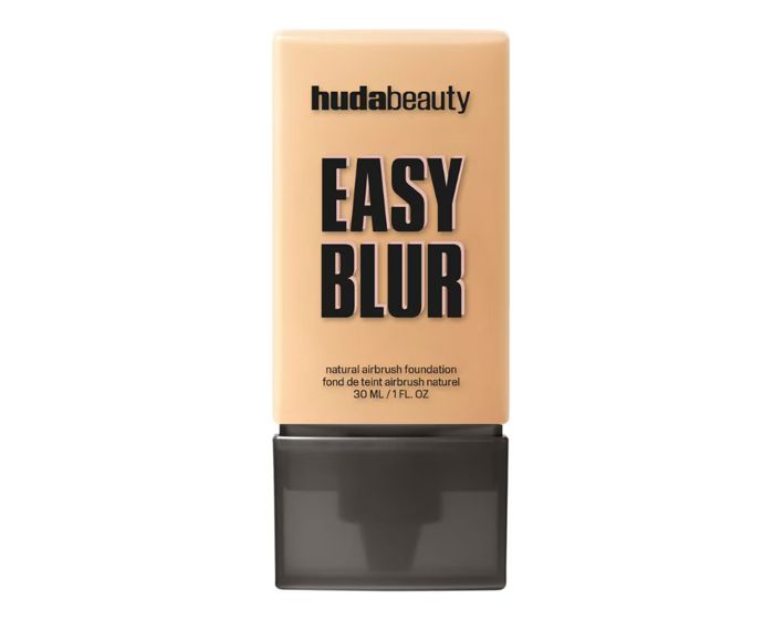Ultra tekutý make-up s efektem filtru a 1,5 % niacinamidu uhladí póry a zjemní texturu v jediném tahu. Vrstvitelný střední kryt s přirozeným výsledkem, bez parfemace a alkoholu.Easy Blur Natural Airbrush Foundation, Huda Beauty, Sephora, 990 Kč
