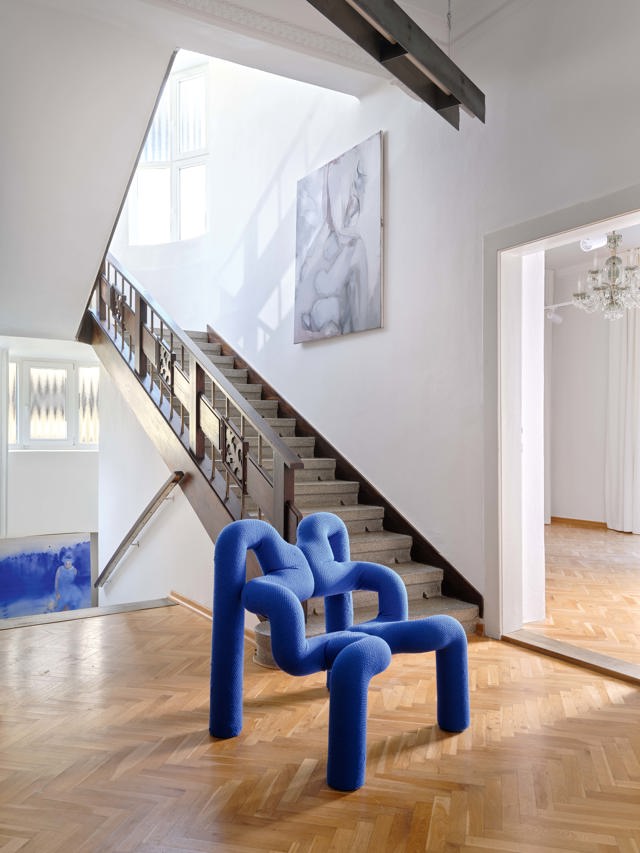 SCHODIŠTĚ: Křeslo Ekstrem, design TERJE EKSTRÖM, STOKKE VARIER, 80. l. 20. st., STUDIOLAVISH.COM, 37 500 Kč; obraz (nad schody) Untitled, PAULA GOGOLA, @PAULA. GOGOLA, 61 250 Kč; obraz (vzadu) Zoubek, MARIANNA STRÁNSKÁ, MARIANNASTRANSKA.CZ, 90 000 Kč SCHODIŠTĚ: Křeslo Ekstrem, design TERJE EKSTRÖM, STOKKE VARIER, 80. l. 20. st., STUDIOLAVISH.COM, 37 500 Kč; obraz (nad schody) Untitled, PAULA GOGOLA, @PAULA. GOGOLA, 61 250 Kč; obraz (vzadu) Zoubek, MARIANNA STRÁNSKÁ, MARIANNASTRANSKA.CZ, 90 000 Kč