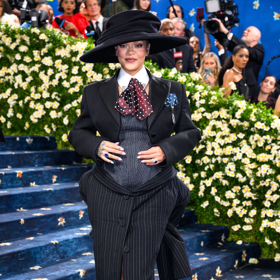  Rihanna si na svůj velký moment počkala – na schody loňského Met Gala vystoupala až po 22.hodině a davům fotografů a novinářů předvedla v plné parádě, že čeká třetí dítě. V dokonale padnoucím outfitu od Marca Jacobse, doplněném širokým kloboukem a saténovou puntíkovanou kravatou, ztělesnila téma večera „Tailored for You“ s elegancí sobě vlastní.