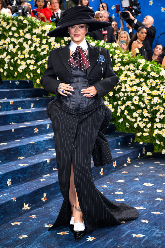 Rihanna si na svůj velký moment počkala – na schody loňského Met Gala vystoupala až po 22.hodině a davům fotografů a novinářů předvedla v plné parádě, že čeká třetí dítě. V dokonale padnoucím outfitu od Marca Jacobse, doplněném širokým kloboukem a saténovou puntíkovanou kravatou, ztělesnila téma večera „Tailored for You“ s elegancí sobě vlastní.
