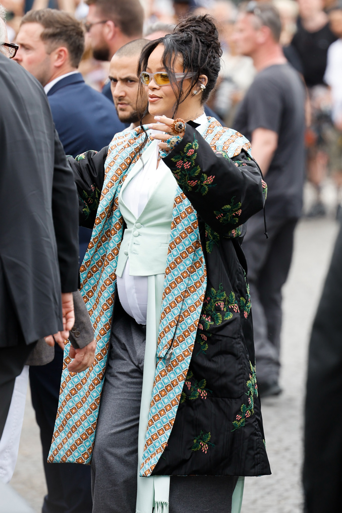 Na pařížském debutu pánské kolekce Dior pod taktovkou Jonathana Andersona se módní power couple „Fashion Killa“ objevil v dokonale sladěných preppy outfitech, které by si zasloužily vlastní přehlídku. Rihanna zvolila bílou košili, přes kterou oblékla světle zelenou vestičku a vzorované pončo zkombinované s šedými kalhotami. O doplňky se postarala perlovým chokrem a slunečními brýlemi se žlutými skly – protože i look ve stylu školní uniformy může být v jejím podání zábava.