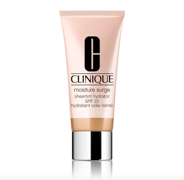  Clinique Moisture Surge Sheertint Hydrator Broad Spectrum SPF 25, Clinique.cz, 1 140 Kč