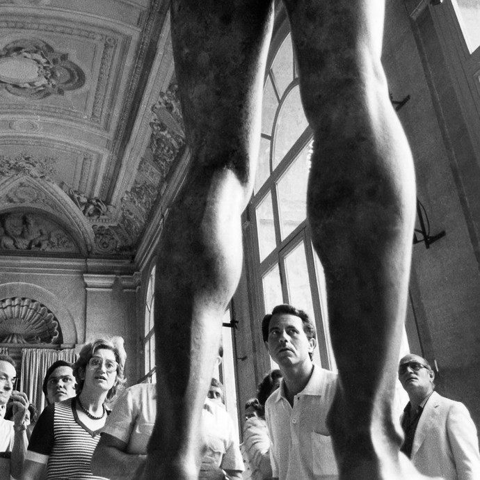 Bronzi di Riace, cca 460–450 př. n. l. Prezentováno v Palazzo del Quirinale, 1981Fotografie dvou nahých bronzových figur, poprvé odhalených veřejnosti v Palazzo del Quirinale v roce 1981. Konfrontace mužské síly a voyeurismu zachycená neznámým fotografem. Sochařská sexualita, odhalená před udiveným publikem.