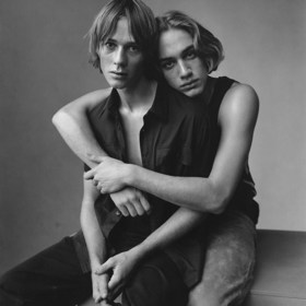 Katalog Versace ‘Istante’. Fotograf: Steven Meisel, jaro/léto 1997Steven Meisel, dlouholetý fotograf Versace, spolupracoval od 80. let s nejvíce inovativními a experimentálními umělci. ‘Istante’ pochází z archivu Stevena Meisela, zachyceno v New Yorku. Katalog Versace ‘Istante’. Fotograf: Steven Meisel, jaro/léto 1997Steven Meisel, dlouholetý fotograf Versace, spolupracoval od 80. let s nejvíce inovativními a experimentálními umělci. ‘Istante’ pochází z archivu Stevena Meisela, zachyceno v New Yorku.
