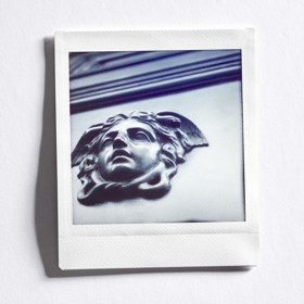Medusa, via Gesù 12. Fotograf: Camille Vivier, 2025Camille Vivier, fotografka, jejíž snová estetika vytváří svět plný mystiky a svobody. Vivier zachytila bronzovou sochu Medusy, která zdobí dveře původního milánského domu a ateliéru Versace, a vybrané objekty z archivu značky. Medusa, via Gesù 12. Fotograf: Camille Vivier, 2025Camille Vivier, fotografka, jejíž snová estetika vytváří svět plný mystiky a svobody. Vivier zachytila bronzovou sochu Medusy, která zdobí dveře původního milánského domu a ateliéru Versace, a vybrané objekty z archivu značky.