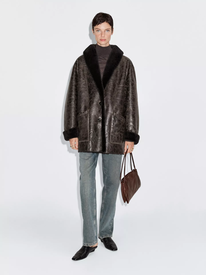 Kožený kabát s ovčí vlnou, Massimo Dutti, 39 990 Kč 