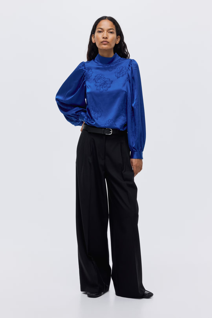 Hedvábná kobaltově modrá halenka, H&M, 739 Kč 