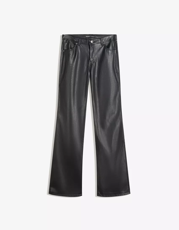 Černé kalhoty bootcut z imitace kůže, Bershka, 699 Kč 
