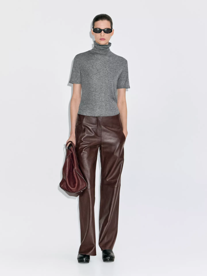 Hnědé kožené rovné kalhoty, Massimo Dutti, 7 999 Kč 