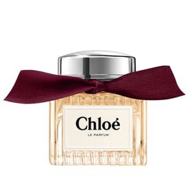 Chloé Le ParfumTeplá, svůdná květinová vůně, která balancuje mezi elegancí a návykovou smyslností. Pomerančový květ se proplétá s moderní růží, v základu se rozvíjí tonka a vanilka do jemně jantarového objetí. Výrazná, ale neulpívá přehnanou sladkostí – ideální pro večerní šaty i kašmírový svetr. Ikonický plisovaný flakon se stuhou je čistá ženskost.Le Parfum, Chloé, Sephora, 2 290 Kč