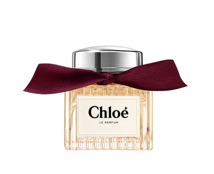 Chloé Le ParfumTeplá, svůdná květinová vůně, která balancuje mezi elegancí a návykovou smyslností. Pomerančový květ se proplétá s moderní růží, v základu se rozvíjí tonka a vanilka do jemně jantarového objetí. Výrazná, ale neulpívá přehnanou sladkostí – ideální pro večerní šaty i kašmírový svetr. Ikonický plisovaný flakon se stuhou je čistá ženskost.Le Parfum, Chloé, Sephora, 2 290 Kč