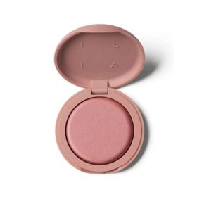 Sametový ruměnec s „blur“ efektem, který se rozplyne do pleti a nezvýrazní póry. Lehká, vrstvitelná textura drží tvar tváře bez mastku a dodá měkký, moderní mat.Soft Focus Blurring Blush 4,5 g, ILIA, Líčírna, 750 Kč Sametový ruměnec s „blur“ efektem, který se rozplyne do pleti a nezvýrazní póry. Lehká, vrstvitelná textura drží tvar tváře bez mastku a dodá měkký, moderní mat.Soft Focus Blurring Blush 4,5 g, ILIA, Líčírna, 750 Kč