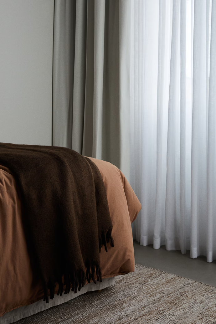 Hnědý pléd s třásněmi, H&M, 1049 Kč