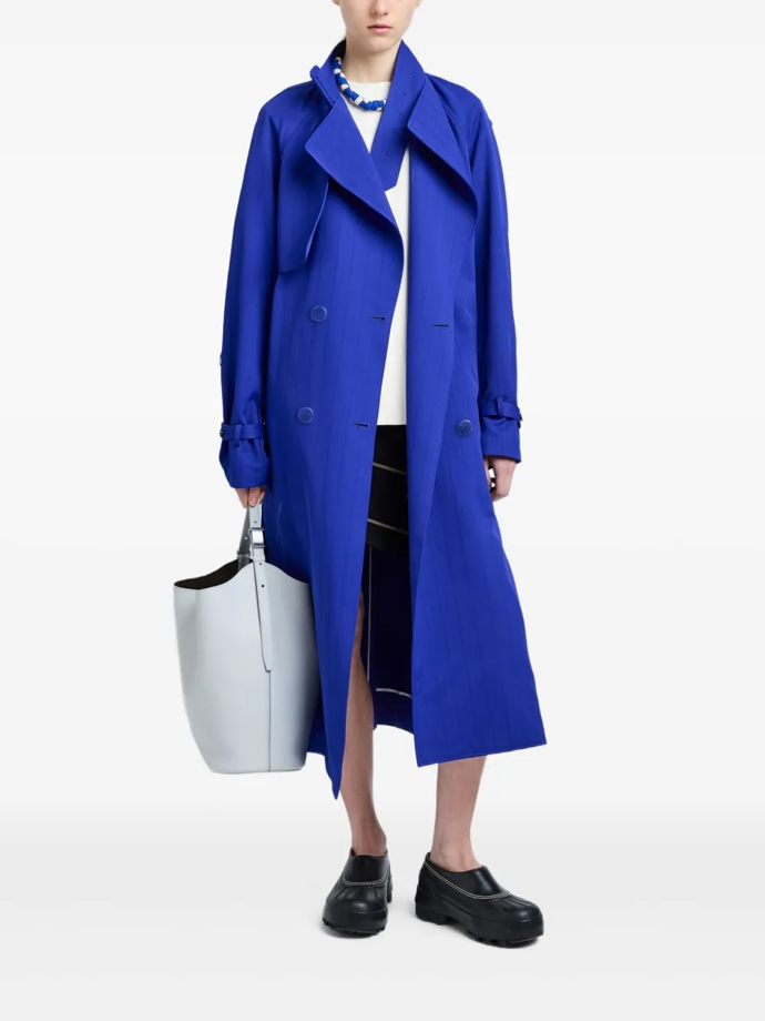 Kobaltově modrý kabát s páskem, Proenza Schouler, Farfetch, 1 445 Eur  