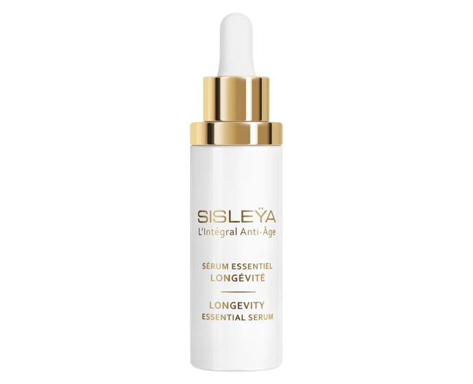 Luxusní anti-age sérum pro zralou pleť reaktivuje regenerační potenciál, cílí na vrásky, ztrátu pevnosti i mdlý tón. S kyselinou hyaluronovou a fytoskvalanem navrací komfort a viditelně zlepšuje kvalitu pleti.Sisleÿa I.A.A. Longevity Essential Serum, Sisley, Sephora, 12 000 Kč