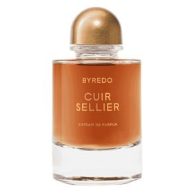 BYREDO CUIR SELLIER Extrait de ParfumCuir Sellier je nové jméno pro ikonický Sellier – kompozice zůstává stejná, jen ještě sebevědomější v intenzitě. Černý čaj se tu potkává s ušlechtilou kůží a tabákovým listem, jako kdybyste usedla do koženého křesla ve staré knihovně. V základu rezonuje kouřová bříza a dubový mech, které dávají vůni noblesní, dlouhý dozvuk. Extrait drží u kůže, ale zanechá dokonale čitelnou stopu.Cuir Sellier Extrait de Parfum, Byredo, Ingredients Store, 8 700 Kč