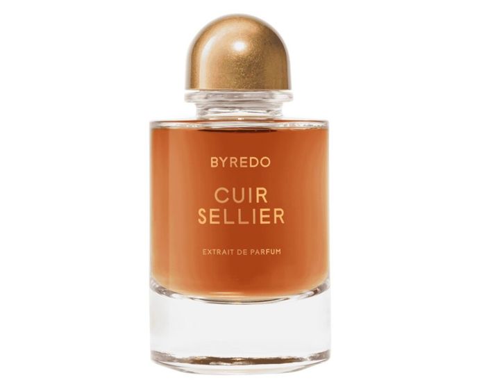 BYREDO CUIR SELLIER Extrait de ParfumCuir Sellier je nové jméno pro ikonický Sellier – kompozice zůstává stejná, jen ještě sebevědomější v intenzitě. Černý čaj se tu potkává s ušlechtilou kůží a tabákovým listem, jako kdybyste usedla do koženého křesla ve staré knihovně. V základu rezonuje kouřová bříza a dubový mech, které dávají vůni noblesní, dlouhý dozvuk. Extrait drží u kůže, ale zanechá dokonale čitelnou stopu.Cuir Sellier Extrait de Parfum, Byredo, Ingredients Store, 8 700 Kč
