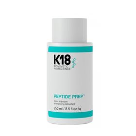 Hloubkově čistí zbytky stylingu i usazeniny tvrdé vody, přitom je šetrný k barvě. K18Peptide™ pomáhá udržet vlasové vlákno hladké a připravené na další péči i barvení, takže výsledky jsou viditelnější. Po umytí jsou vlasy čisté, hebké a lesklejší – bez „vrzavé“ suchosti. Skvělý předkrok před maskou či kondicionérem.Peptide Prep™ Detox Shampoo, K18 Hair, Salononline, 917 Kč (250 ml)