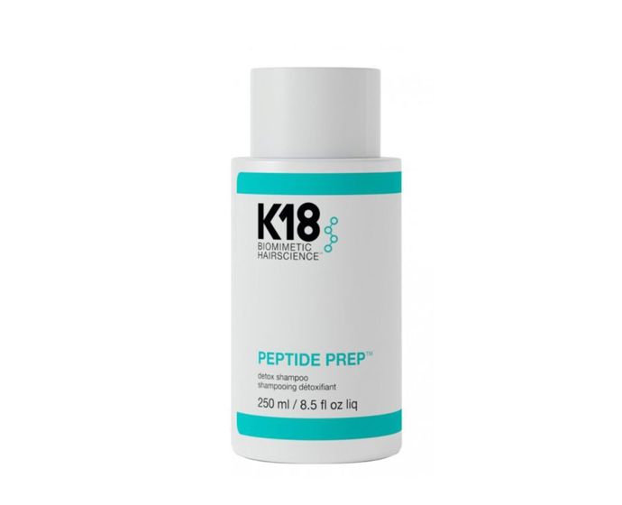 Hloubkově čistí zbytky stylingu i usazeniny tvrdé vody, přitom je šetrný k barvě. K18Peptide™ pomáhá udržet vlasové vlákno hladké a připravené na další péči i barvení, takže výsledky jsou viditelnější. Po umytí jsou vlasy čisté, hebké a lesklejší – bez „vrzavé“ suchosti. Skvělý předkrok před maskou či kondicionérem.Peptide Prep™ Detox Shampoo, K18 Hair, Salononline, 917 Kč (250 ml)