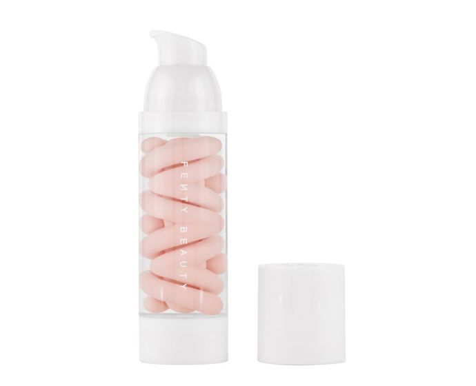 Zmatňující primer bez silikonů, který sjednotí texturu, ukotví make-up a drží lesk pod kontrolou. Grip + blur v jednom – pro hladký start i 12hodinovou výdrž.Grip Trip Mattifying + Blurring Primer, Fenty Beauty, Sephora, 990 Kč
