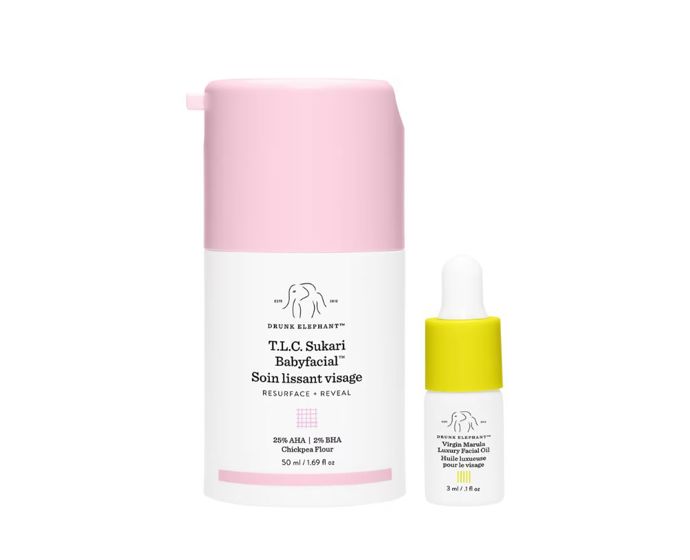 AHA/BHA „baby facial“ pro domácí použití: 25 % AHA + 2 % BHA uhlazuje texturu, rozjasňuje a snižuje viditelnost pórů i jemných linií. Extra nakopnutí, když pleť působí mdle a potřebuje restart.T.L.C. Sukari Babyfacial, Drunk Elephant, Sephora, 2 150 Kč