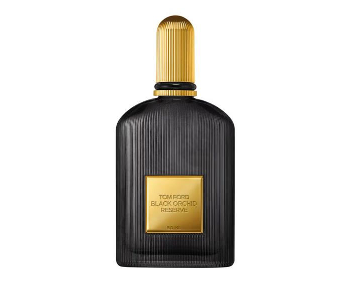 TOM FORD Black Orchid Reserve Hlubší, temnější a bohatší interpretace legendární Black Orchid – s éterickým akordem „Ghost Orchid“ pro ještě výraznější sillage. Sametově chypre květinové srdce se noří do temných pryskyřic a koření, které dávají vůni filmově dramatický efekt. Je to parfém, který si bere prostor a vrací se v teple kůže. Pro večery, kdy chcete zůstat v paměti.Black Orchid Reserve Parfum, Tom Ford, Sephora, 5 590 Kč