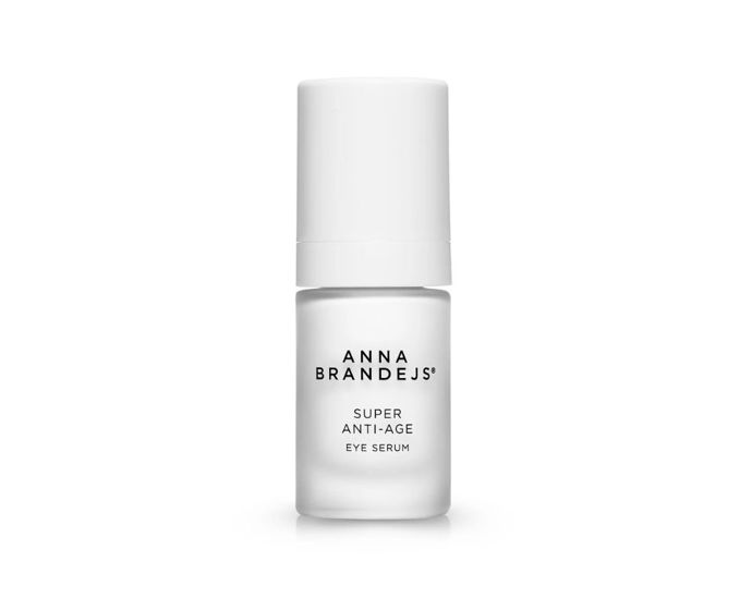 Oční sérum s lehkou texturou okamžitě zvláčňuje a opticky vyhlazuje jemné linky. Pleti kolem očí vrací svěžest a komfort bez zatížení.Super Anti-Age Eye Serum, ANNA BRANDEJS, 1 890 Kč