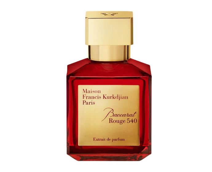 MAISON FRANCIS KURKDJIAN BACCARAT ROUGE 540 Extrait de ParfumExtrait s přibližně 40% koncentrací přidává ikoně Baccarat Rouge 540 další rozměr: jasmín a šafrán rozzáří úvod, hořká mandle a cedr staví sametové srdce. Mineralita šedé ambry a pižmově-dřevitý akord v základu vytvářejí dojem tepla, který se vrací v průběhu dne. Je to vůně, která „svítí“ kolem vás – sofistikovaně, nikoli křiklavě. Ideální pro večer i formální příležitosti.Baccarat Rouge 540 Extrait de Parfum, Maison Francis Kurkdjian, Ingredients Store, 9 300 Kč