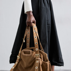 Světle hnědá semišová maxi kabelka, Maje, Zalando, 13 780 Kč Světle hnědá semišová maxi kabelka, Maje, Zalando, 13 780 Kč