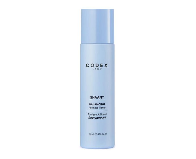 Hydratační toner s PHA jemně exfoliuje, tlumí zarudnutí a podporuje zdravý mikrobiom. Čistí póry bez vysušení a připraví pleť na další kroky vrstvení.Shaant Refining Toner, Codex Labs, 1 050 Kč