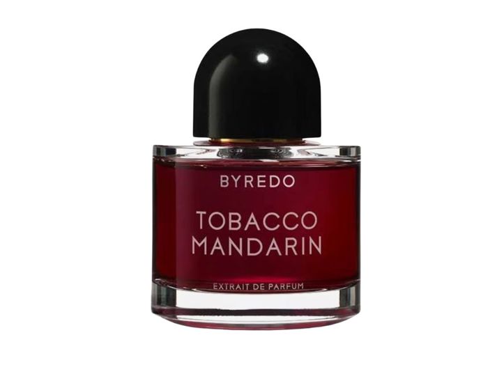 BYREDO Night Veils Tobacco Mandarin Extrait de ParfumCitrus, který se nebojí tmy: šťavnatá mandarinka a špetka koriandru s kmínem otevírají cestu k labdanu, koženému akordu a tabákovému listu. Základ z olibana, santalového a oudového dřeva staví kouřový, slavnostní rám. Výsledek je opojný i kultivovaný – jako noční procházka starým městem. Extrait projekcí nehuláká, ale vydrží do rána.Tobacco Mandarin (Night Veils) Extrait de Parfum, Byredo, Douglas, 7 540 Kč