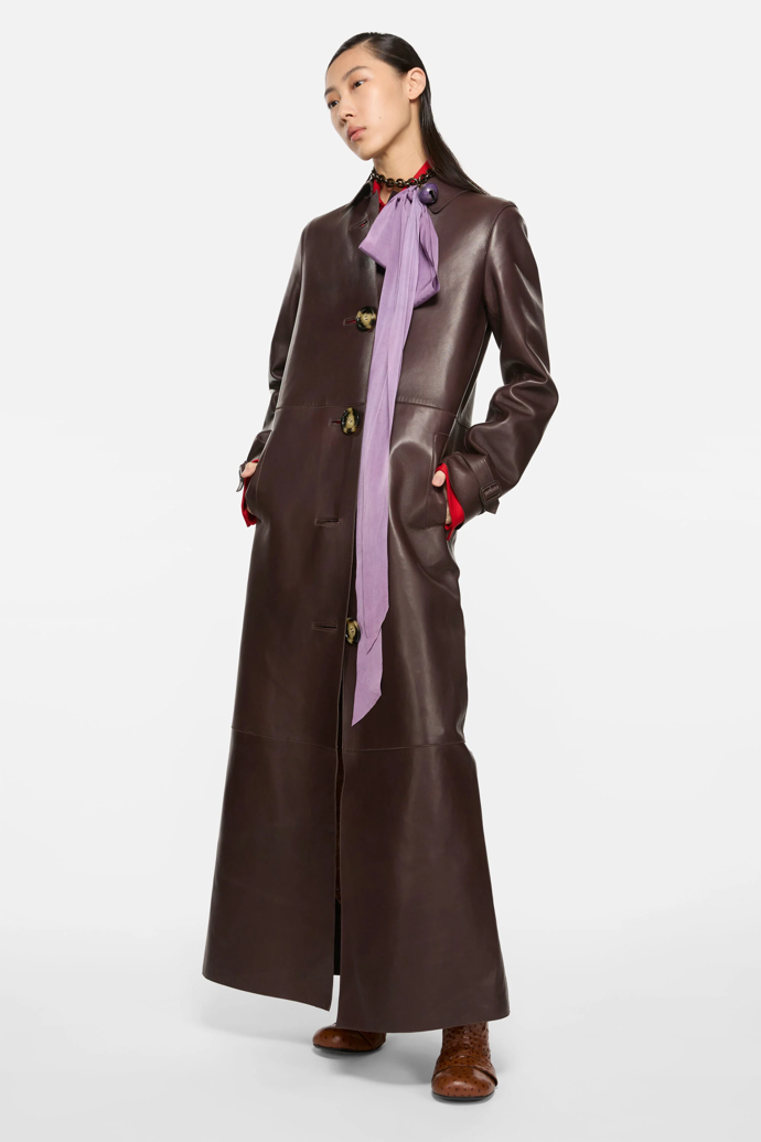 Hnědý kožený kabát, Acne Studios, 3 900 Eur  