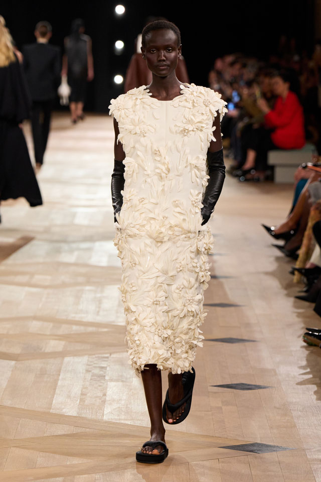 Balenciaga Spring-Summer 2026: Zoufale potřebný návrat k noblese Balenciaga Spring-Summer 2026: Zoufale potřebný návrat k noblese