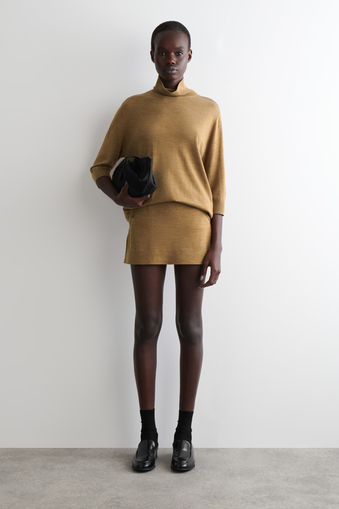Set: merino mini sukně, COS, 89 Eur, merino rolák, COS, 129 Eur  