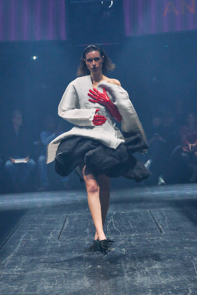 Andrea Rehbein, kolekce Approximation to the Acrobatics of Flesh