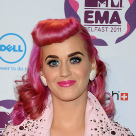 2010 – Pastelová éra Teenage DreamModré a růžové paruky, třpytky na víčkách a pleť jako z cukrové vaty. Katy se stala ztělesněním své písně California Gurls – sladká, barevná a nezapomenutelná. Její look inspiroval vlnu pastelového make-upu i návrat „candy glam“ trendu. 2010 – Pastelová éra Teenage DreamModré a růžové paruky, třpytky na víčkách a pleť jako z cukrové vaty. Katy se stala ztělesněním své písně California Gurls – sladká, barevná a nezapomenutelná. Její look inspiroval vlnu pastelového make-upu i návrat „candy glam“ trendu.