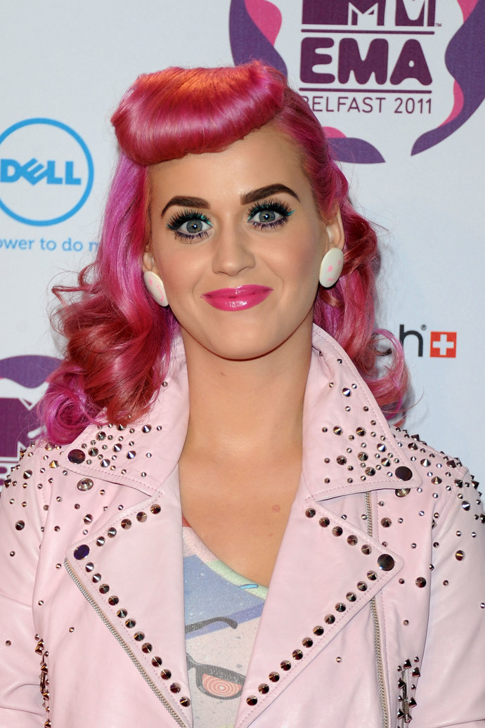 2010 – Pastelová éra Teenage DreamModré a růžové paruky, třpytky na víčkách a pleť jako z cukrové vaty. Katy se stala ztělesněním své písně California Gurls – sladká, barevná a nezapomenutelná. Její look inspiroval vlnu pastelového make-upu i návrat „candy glam“ trendu.