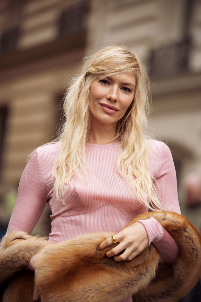 Ofina shrnutá na stranu Tento účes dokonale balancuje mezi francouzskou nonšalancí a moderní elegancí. Dlouhé, jemně zvlněné vlasy splývají po ramenou v měkkých, přirozených pramenech, které působí, jako by se samy srovnaly do ideálního tvaru někde mezi kávou a přehlídkou. Ofina sčesaná hluboko na stranu dodává looku osobitý charakter a nenápadně dramatický efekt – vypadá, jako by se spontánně odhrnula z čela jediným pohybem ruky. V kombinaci s přirozeným leskem a jemným pohybem vlasů vytváří dojem nenucenosti, který je pro současný effortless chic typický. Vyvolává dojem, že jste se při česání vůbec nesnažila, ale všichni tuší, že přesně to je jeho kouzlo.