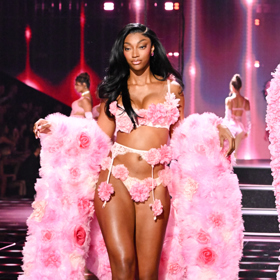 Momenty z přehlídky Victoria's Secret Fashion Show 2025 - basketbalistka Angel Reese Momenty z přehlídky Victoria's Secret Fashion Show 2025 - basketbalistka Angel Reese