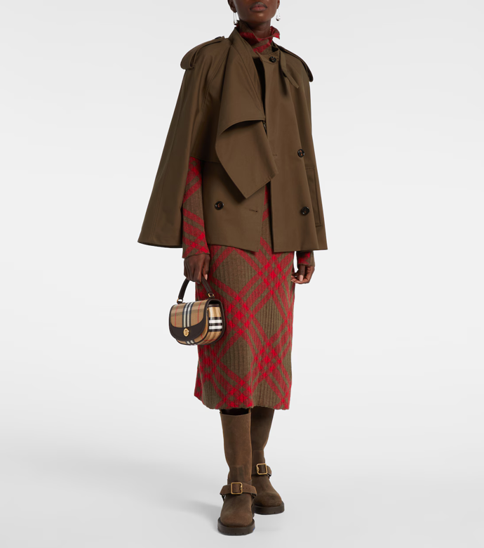 Kápě, Burberry, MyTheresa, € 1,890