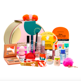 Prémiový adventní kalendář, Sephora, 2 350 KčAdventní kalendář Sephora Collection patří k těm, které potěší nejen obsahem, ale i tím, jak hezky vypadají na poličce. Uvnitř najdete 24 překvapení značky Sephora – od péče o pleť, přes make-up až po drobné doplňky, které vám zpříjemní prosinec. Sephora letos vsadila na elegantní balení, které se dá použít i znovu, a mix produktů, který kombinuje praktické stálice i malé beauty radosti, na které byste možná sama nenarazila. Prémiový adventní kalendář, Sephora, 2 350 KčAdventní kalendář Sephora Collection patří k těm, které potěší nejen obsahem, ale i tím, jak hezky vypadají na poličce. Uvnitř najdete 24 překvapení značky Sephora – od péče o pleť, přes make-up až po drobné doplňky, které vám zpříjemní prosinec. Sephora letos vsadila na elegantní balení, které se dá použít i znovu, a mix produktů, který kombinuje praktické stálice i malé beauty radosti, na které byste možná sama nenarazila.