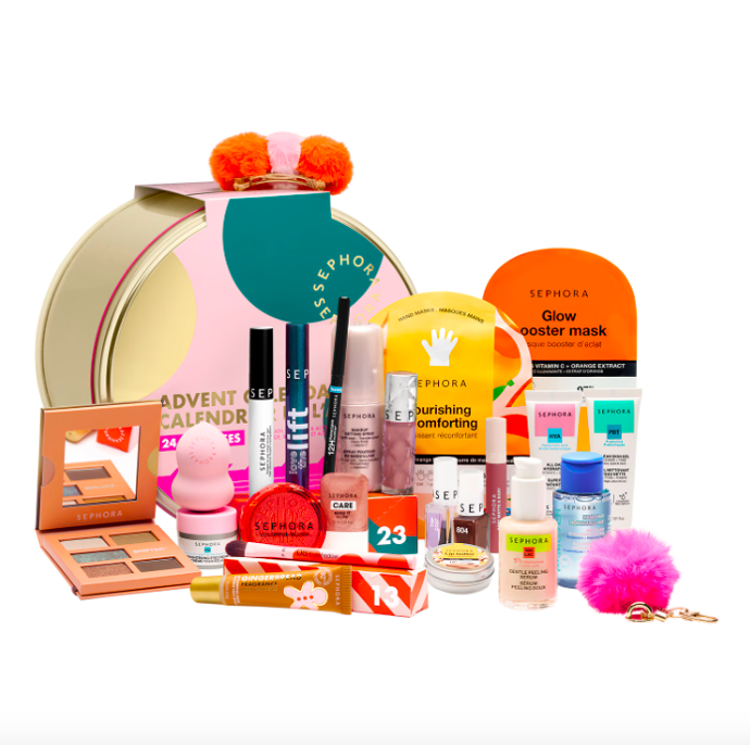 Prémiový adventní kalendář, Sephora, 2 350 KčAdventní kalendář Sephora Collection patří k těm, které potěší nejen obsahem, ale i tím, jak hezky vypadají na poličce. Uvnitř najdete 24 překvapení značky Sephora – od péče o pleť, přes make-up až po drobné doplňky, které vám zpříjemní prosinec. Sephora letos vsadila na elegantní balení, které se dá použít i znovu, a mix produktů, který kombinuje praktické stálice i malé beauty radosti, na které byste možná sama nenarazila.