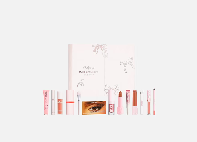 12 Days of Kylie, Kylie Cosmetics, 5 360 Kč Milovnice sexy líčení a Kylie Jenner, přichází vaše chvíle. Její adventní beauty kalendář servíruje 12 dní v rytmu glam – s produkty, které definují styl samotné Kylie. Uvnitř se střídají bestsellery jako řasenka Wisp Lash, ikonický Lip Kit v odstínu Candy K, tvářenka v tyčince Hey Sugar, lesky, balzámy i vůně v miniaturní podobě. Dodejte svému prosinci trochu Kylienergy!