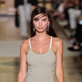 Side part inspirace z přehlídky Tory Burch v podání Emily Ratajkowski Side part inspirace z přehlídky Tory Burch v podání Emily Ratajkowski