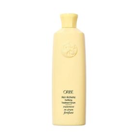 Oribe Hair Alchemy Fortifying Treatment SerumLehoučké posilující sérum pro křehké, lámavé vlasy, které pracuje jako leave-in primer i noční „pojištění“ délek. Směs rostlinných proteinů, chia a bio-fermentovaného bambusu proniká do jádra vlasu, zvyšuje jeho pružnost a odolnost, hyaluronový komplex uzamyká hydrataci a uhlazuje povrch pro hladký skluz bez krepu. Vlasy jsou poddajnější, méně se lámou a lépe drží tvar – ať už ho nanesete po umytí do vlhkých délek, nebo večer do suchých konečků. Bonus: tepelná ochrana a nulové zplihnutí.Hair Alchemy Fortifying Treatment Serum, Oribe, Salononline, 1900 Kč
