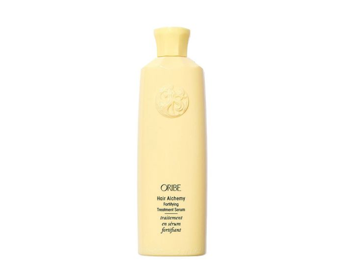 Oribe Hair Alchemy Fortifying Treatment SerumLehoučké posilující sérum pro křehké, lámavé vlasy, které pracuje jako leave-in primer i noční „pojištění“ délek. Směs rostlinných proteinů, chia a bio-fermentovaného bambusu proniká do jádra vlasu, zvyšuje jeho pružnost a odolnost, hyaluronový komplex uzamyká hydrataci a uhlazuje povrch pro hladký skluz bez krepu. Vlasy jsou poddajnější, méně se lámou a lépe drží tvar – ať už ho nanesete po umytí do vlhkých délek, nebo večer do suchých konečků. Bonus: tepelná ochrana a nulové zplihnutí.Hair Alchemy Fortifying Treatment Serum, Oribe, Salononline, 1900 Kč