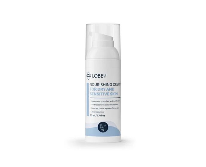 Hutnější denní krém pro suchou a reaktivní pleť, který uklidní pnutí a zjemní šupinky. Skvalan, oligomerní HA a anti-redness komplex dohromady drží hydrataci, snižují zarudnutí a dělají skvělou základnu pod make-up. Zimní jistota pro pleť „na křehko“.Vyživující krém na suchou a citlivou pleť – LOBEY, 829 Kč (50 ml)