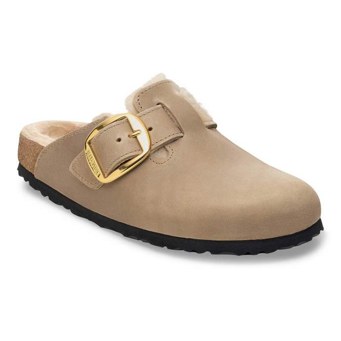Světle béžové shearling pantofle, Birkenstock, 4 990 Kč 