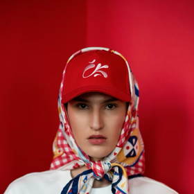 Hedvábný šátek od české značky, Silky Gang, 5 190 Kč Hedvábný šátek od české značky, Silky Gang, 5 190 Kč